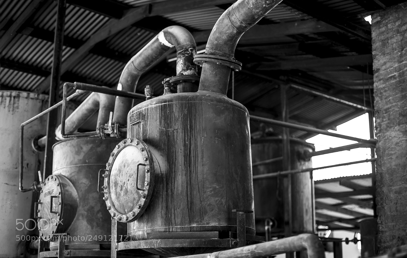 Canon EOS 5D Mark IV sample photo. Finishing off the rum photography