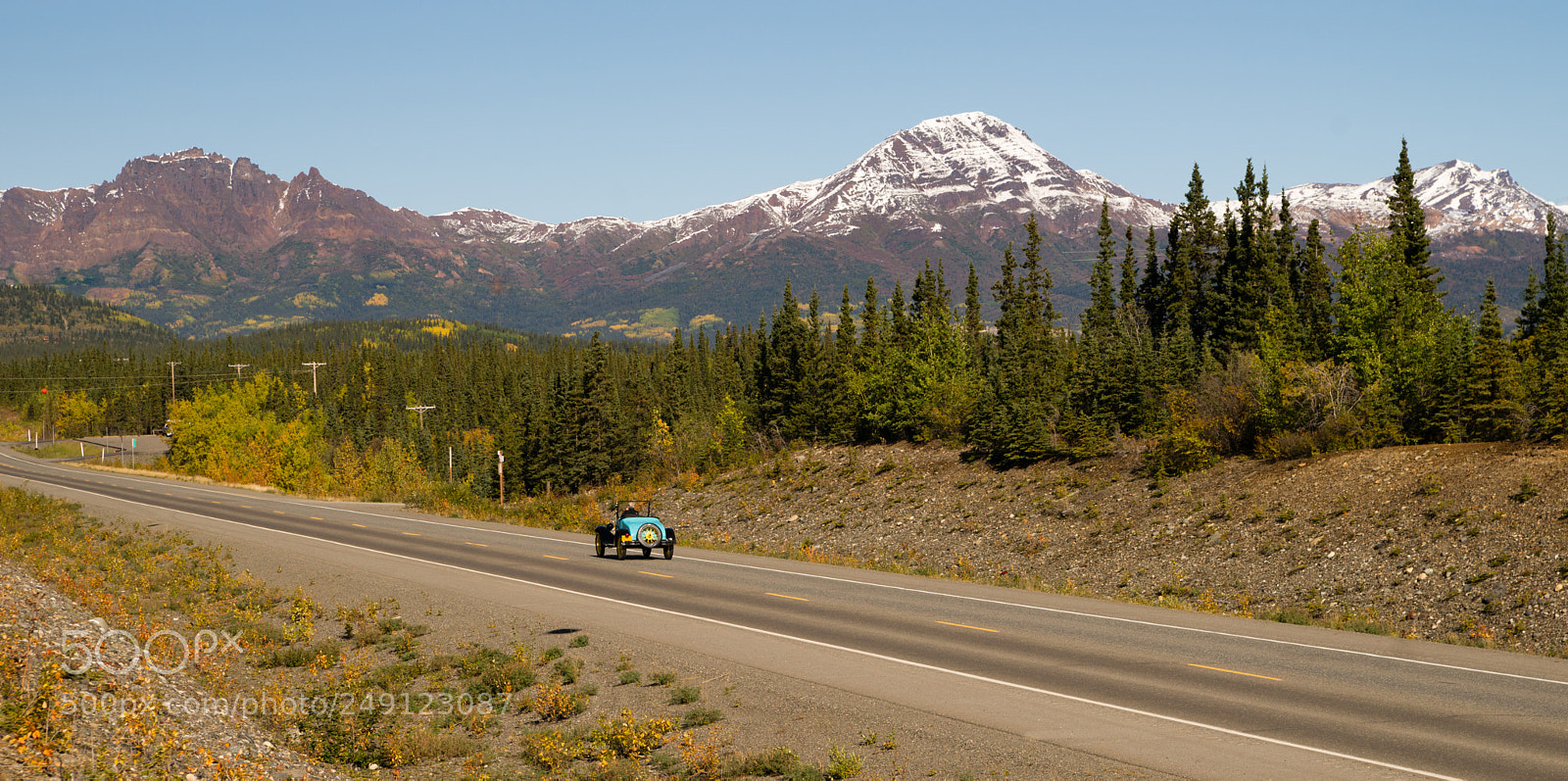 Sony Alpha DSLR-A850 sample photo. Vintage car travels north photography