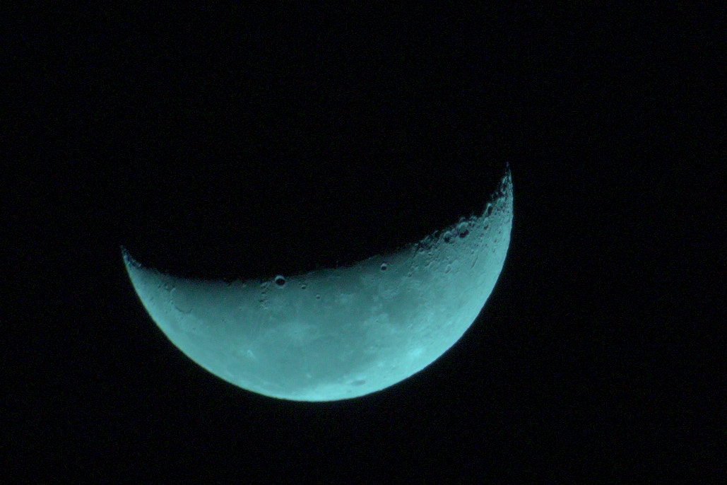 Canon EF-S 55-250mm F4-5.6 IS STM sample photo. Lua azul cadente - falling blue moon photography