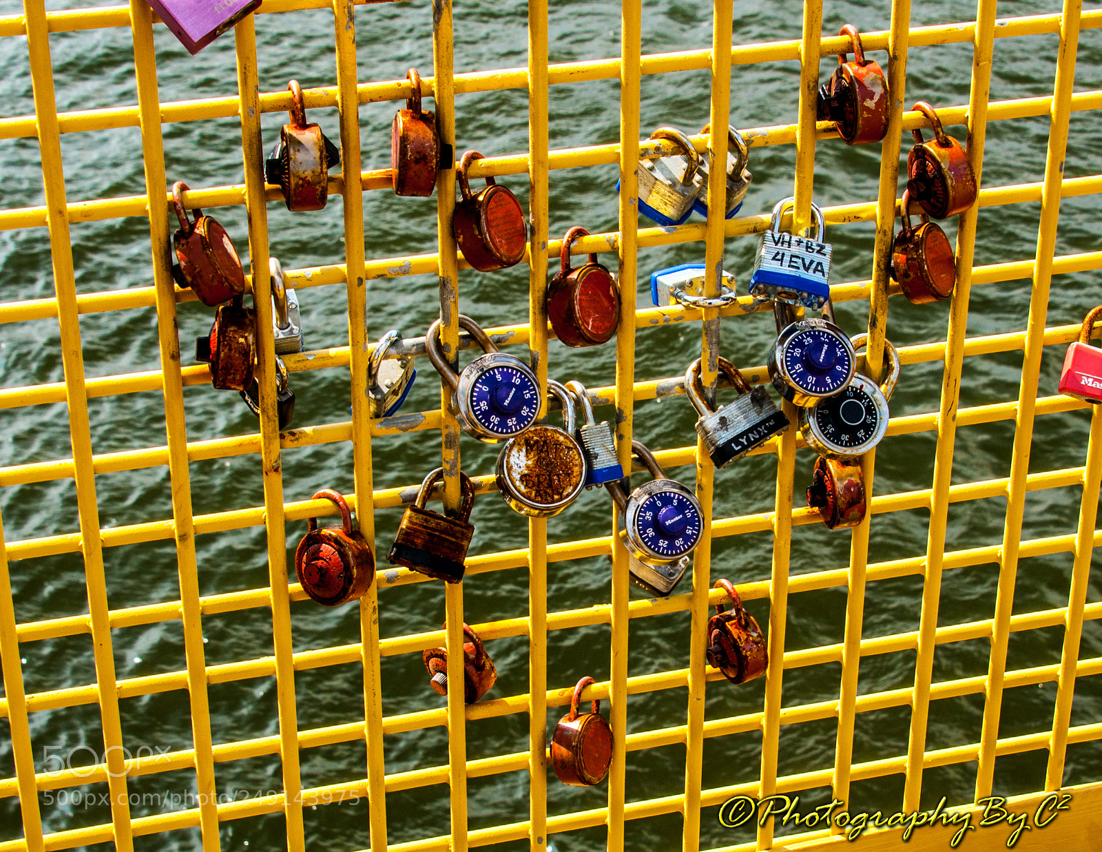 Nikon D90 sample photo. Clemente bridge locks photography