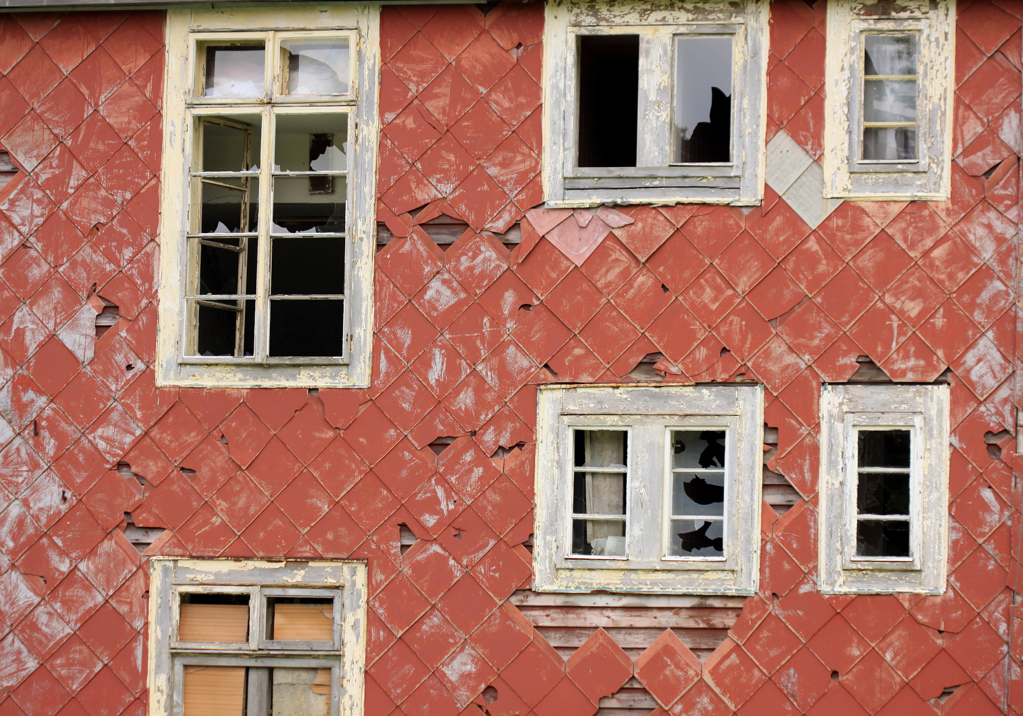 Canon EF 100mm F2.8 Macro USM sample photo. Face of an old house photography