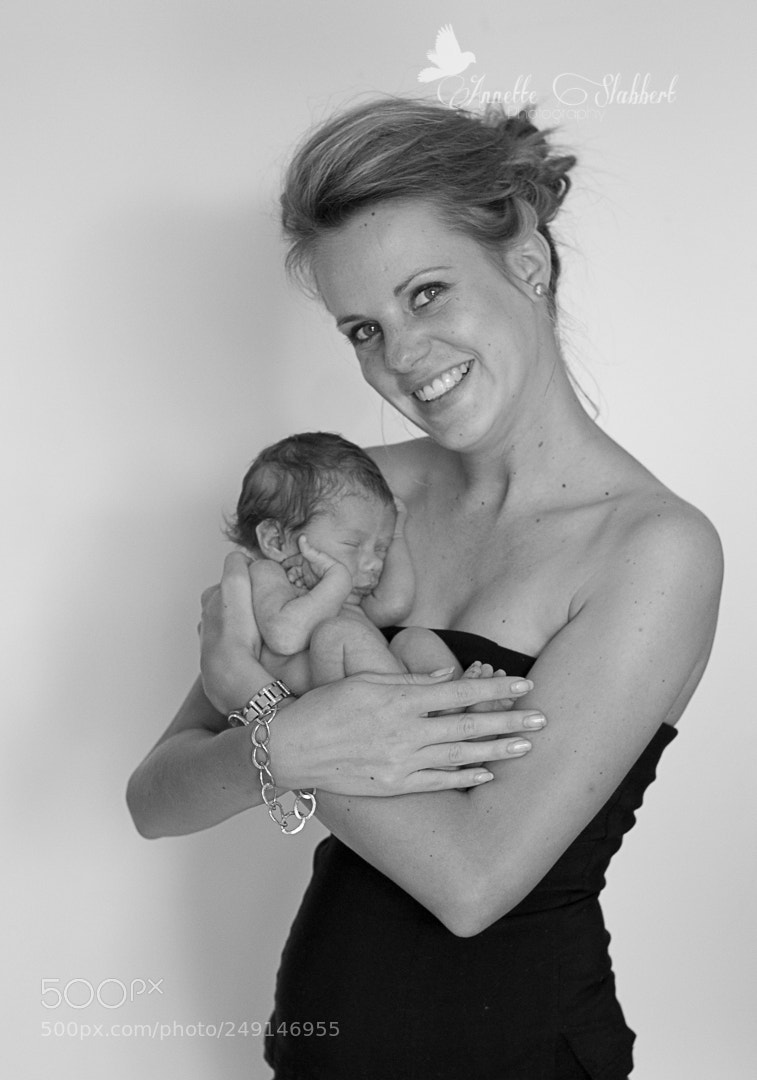 Canon EOS 700D (EOS Rebel T5i / EOS Kiss X7i) sample photo. Proud new mom photography