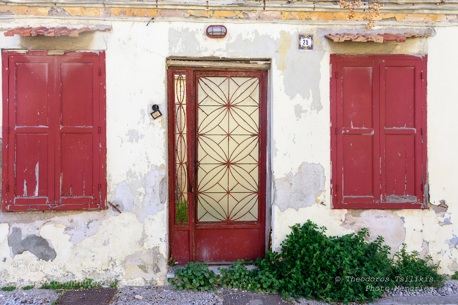 Nikon D7200 sample photo. Red and white decay photography