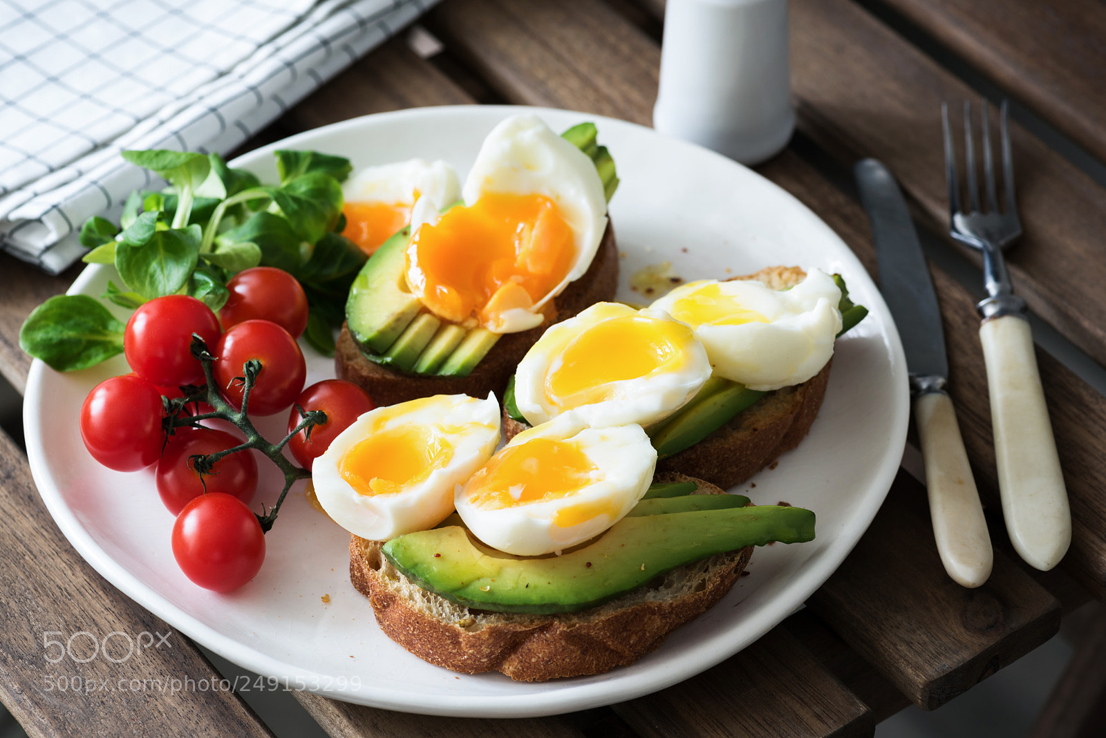 Nikon D810 sample photo. Egg and avocado, green photography