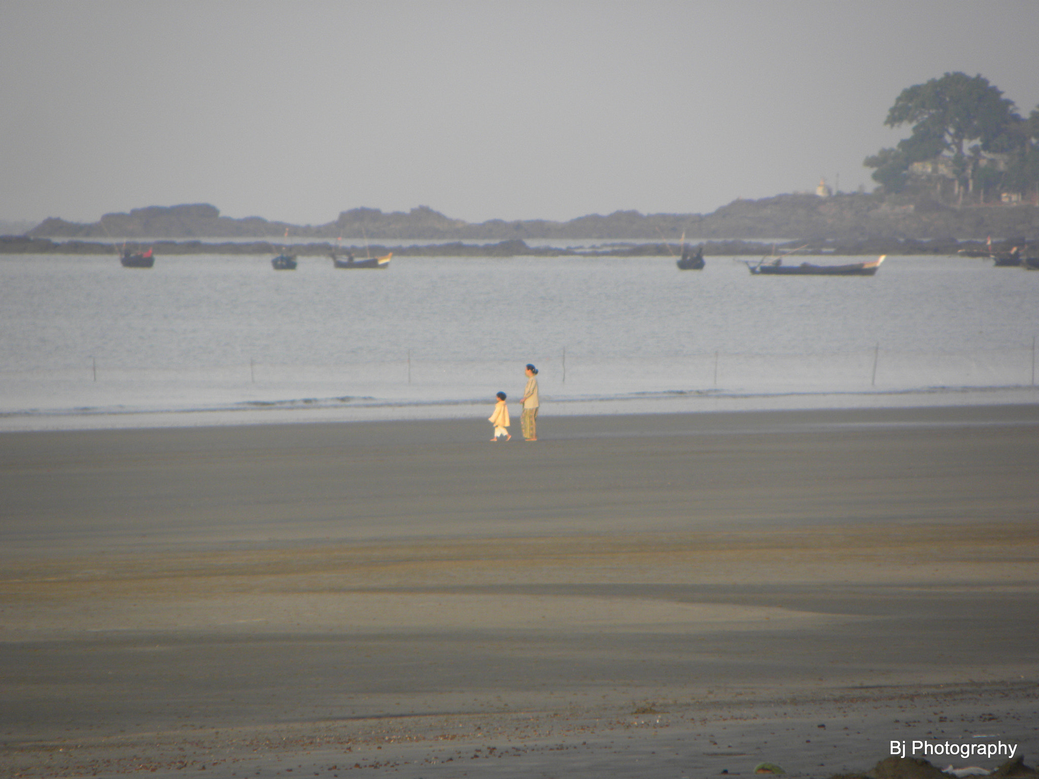 Nikon Coolpix P90 sample photo. Mother and child in the beach photography