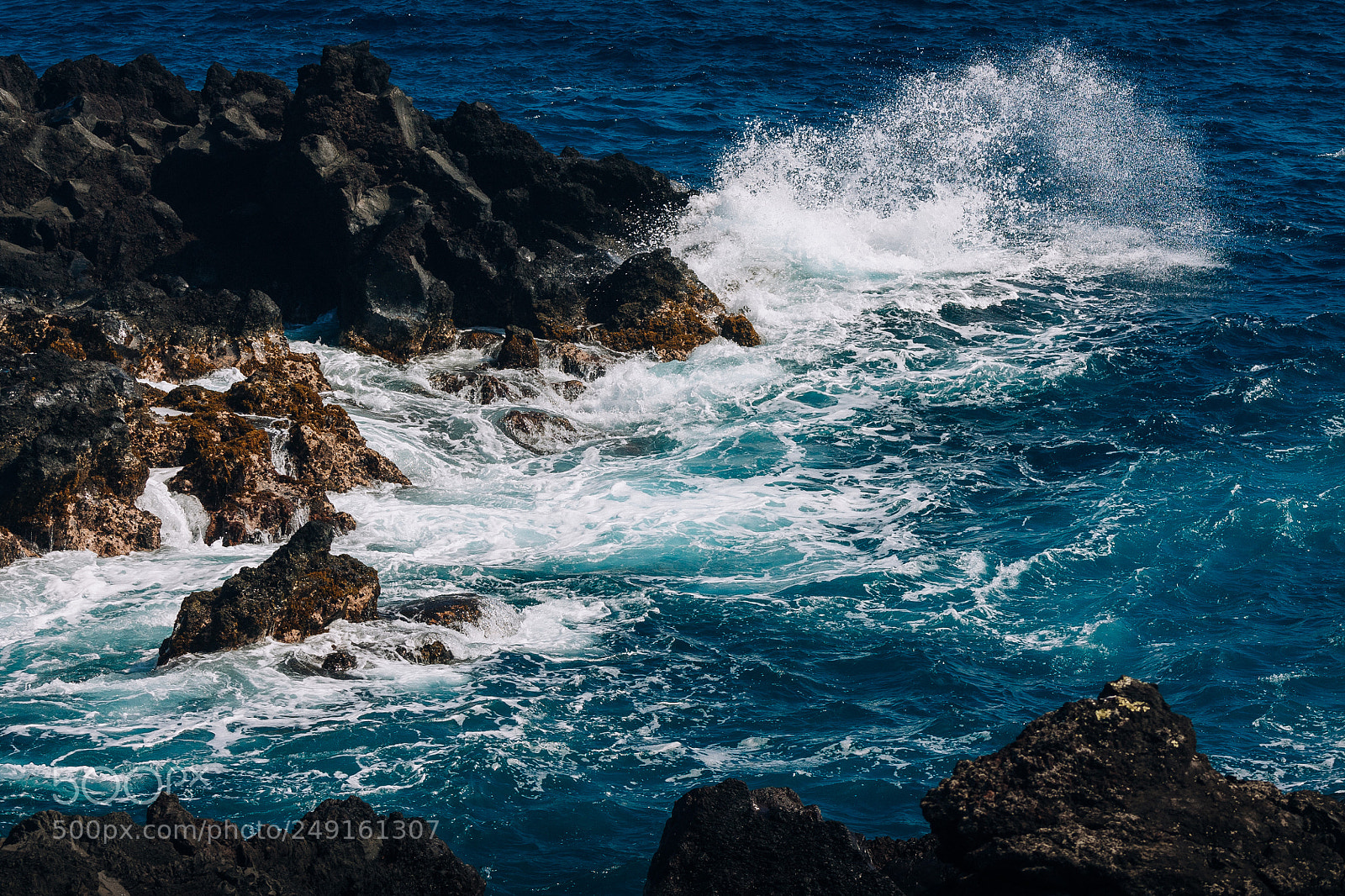 Canon EOS 1100D (EOS Rebel T3 / EOS Kiss X50) sample photo. Crashing waves in hawaii photography
