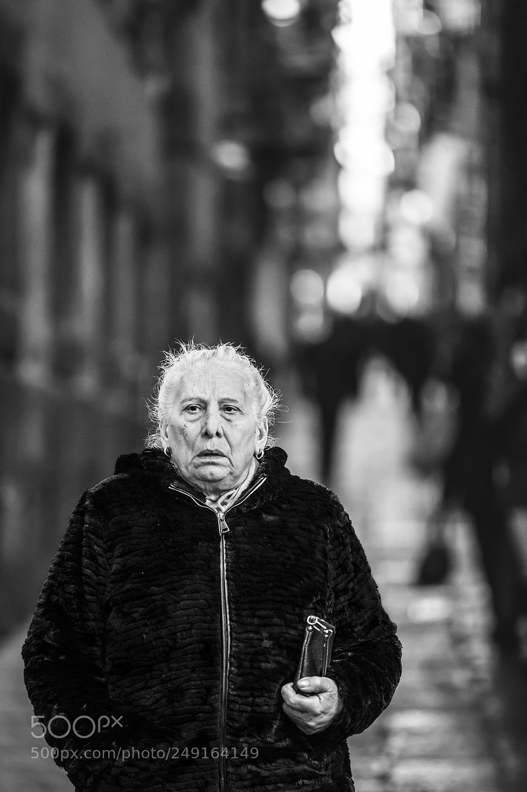 Canon EOS 5D Mark IV sample photo. Old lady with handbag photography
