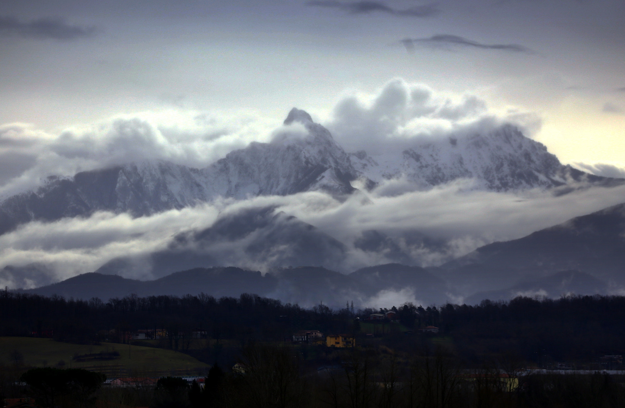 Canon EOS 6D + Canon EF 70-300mm F4-5.6L IS USM sample photo. Apuan alps in the mist photography