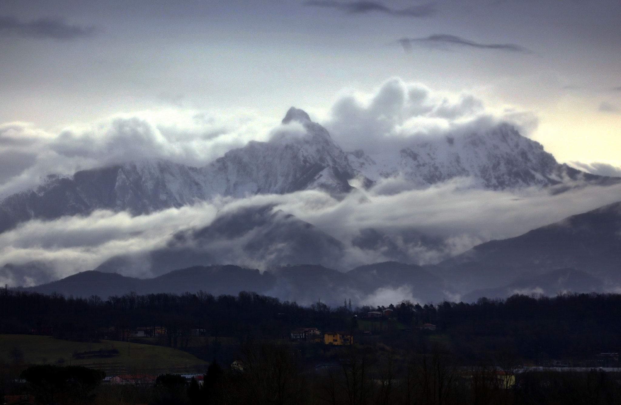 Canon EF 70-300mm F4-5.6L IS USM sample photo. Apuan alps in the mist photography