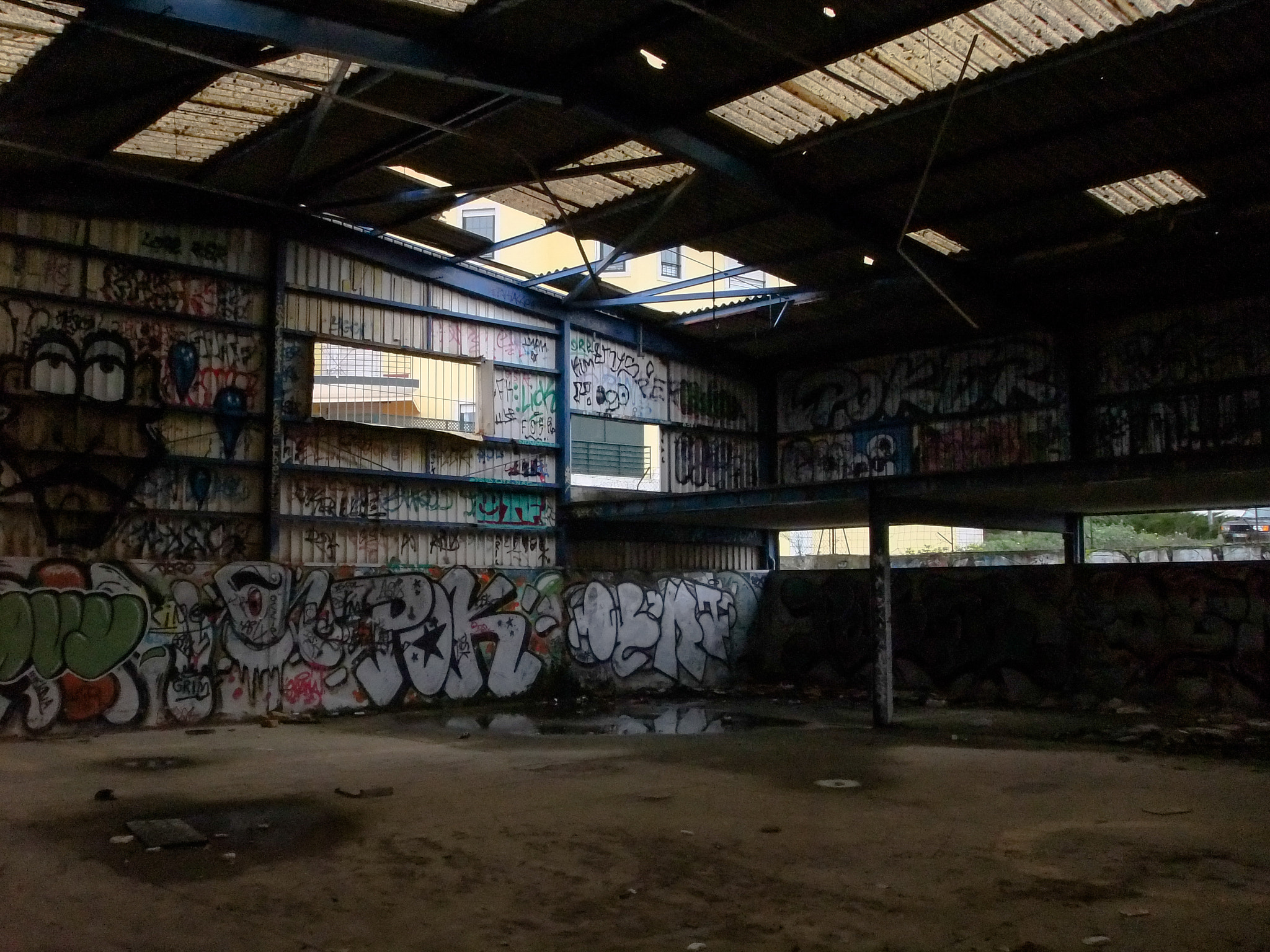 FujiFilm FinePix Z800EXR (FinePix Z808EXR) sample photo. Graffiti in abandoned factory photography