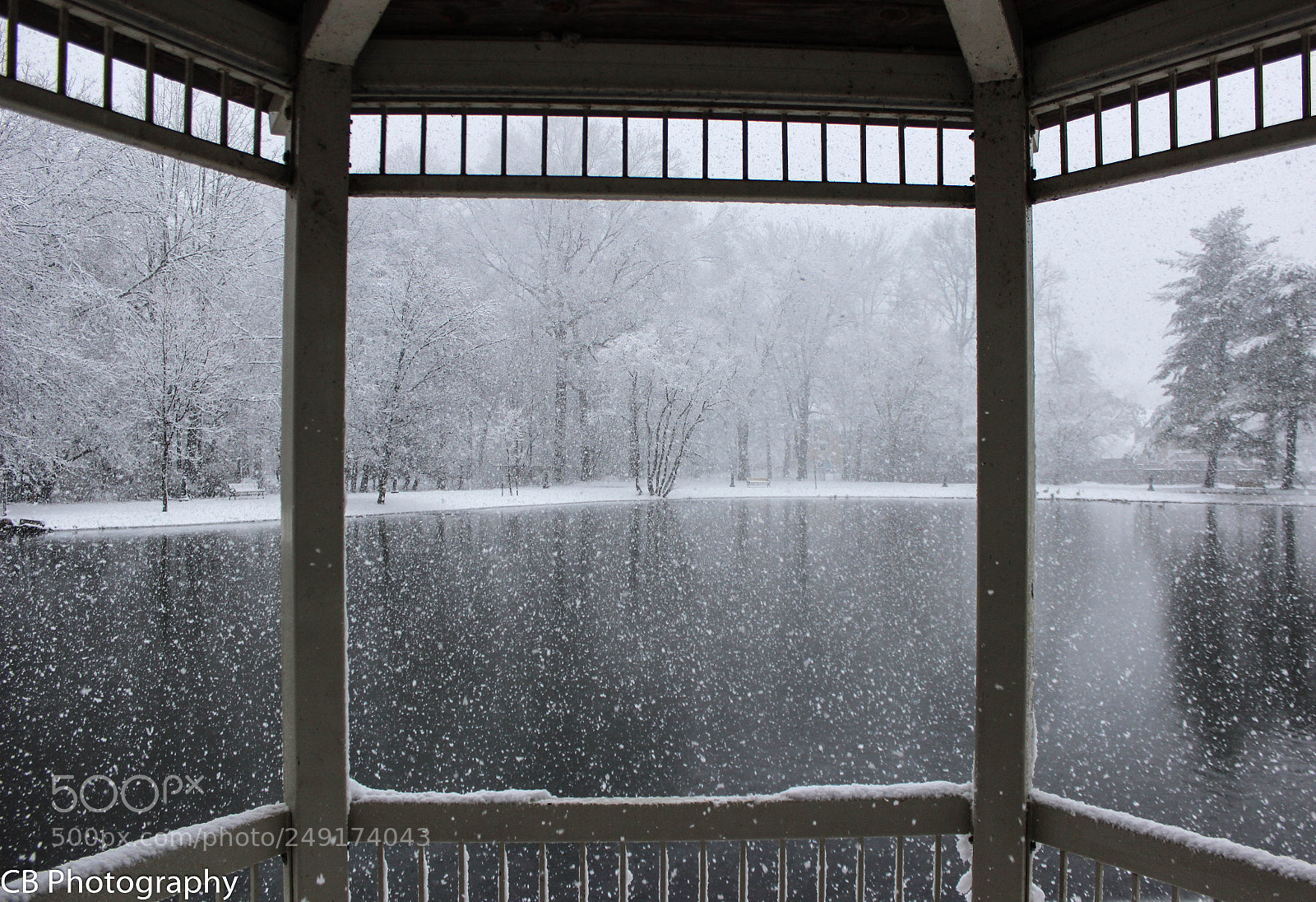 Canon EOS 600D (Rebel EOS T3i / EOS Kiss X5) sample photo. Gazebo winter window photography
