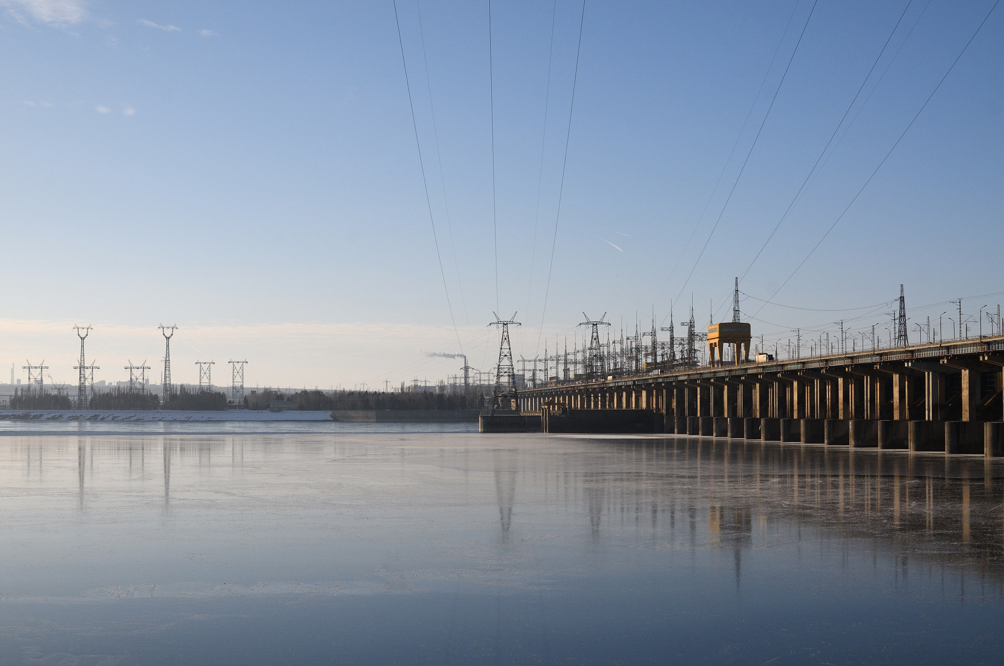 Nikon AF-S DX Nikkor 35mm F1.8G sample photo. A dam on the river. reflections in the ice. photography