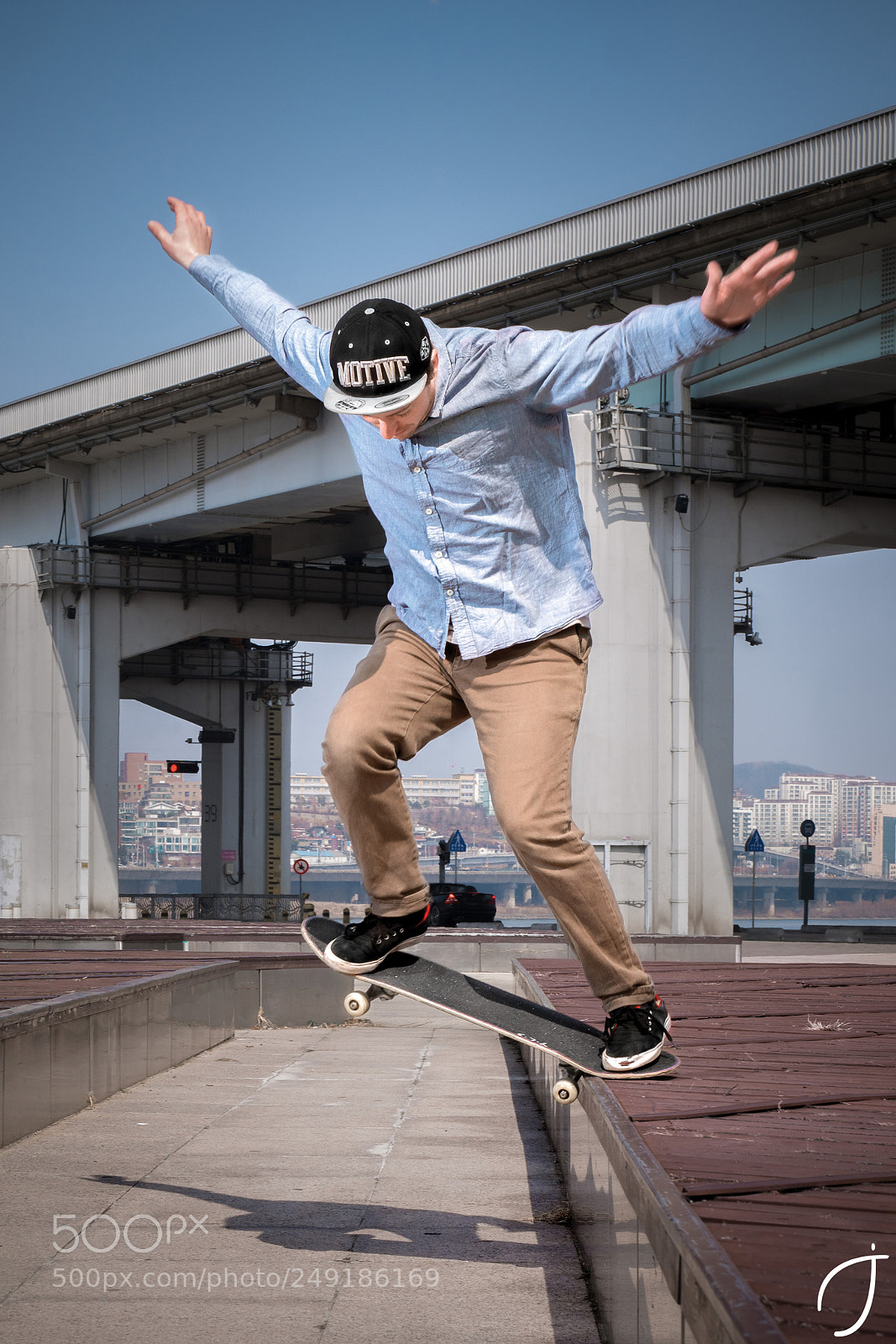 Panasonic Lumix DMC-GX85 (Lumix DMC-GX80 / Lumix DMC-GX7 Mark II) sample photo. Crooked grind at banpo photography
