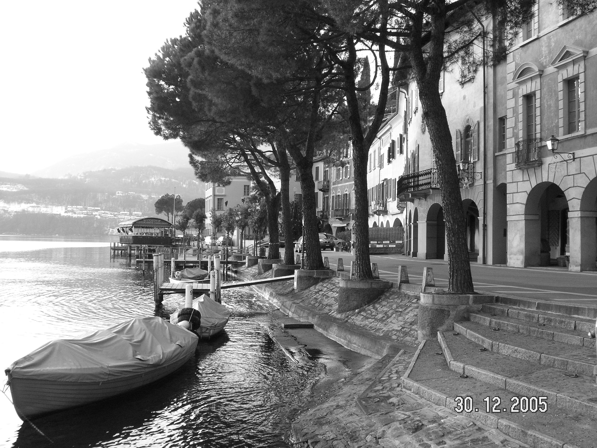 KONICA MINOLTA DiMAGE Z20 sample photo. Morcote lakeside photography