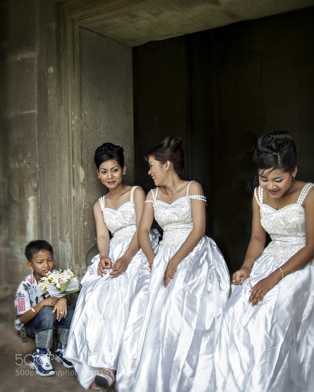 Nikon D70 sample photo. Bridesmaids 2 / angkor wat photography