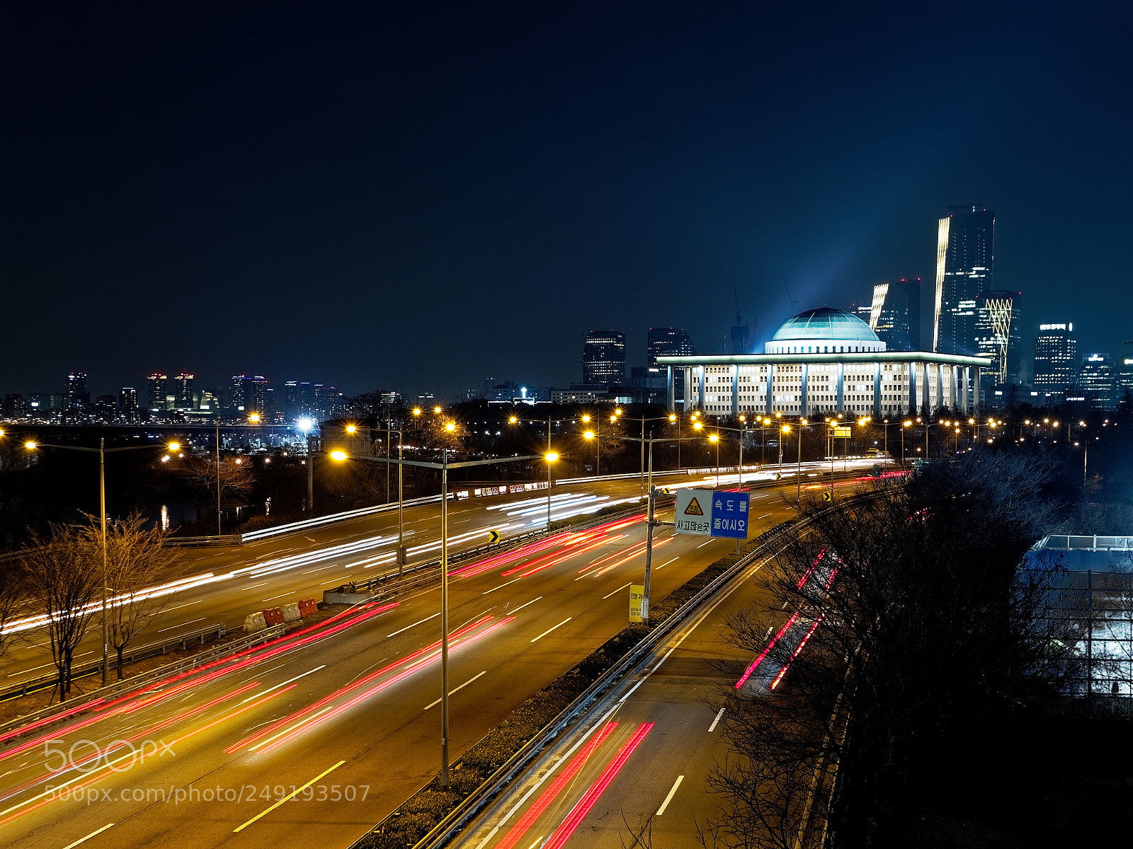 Olympus OM-D E-M1 Mark II sample photo. Center of the city photography