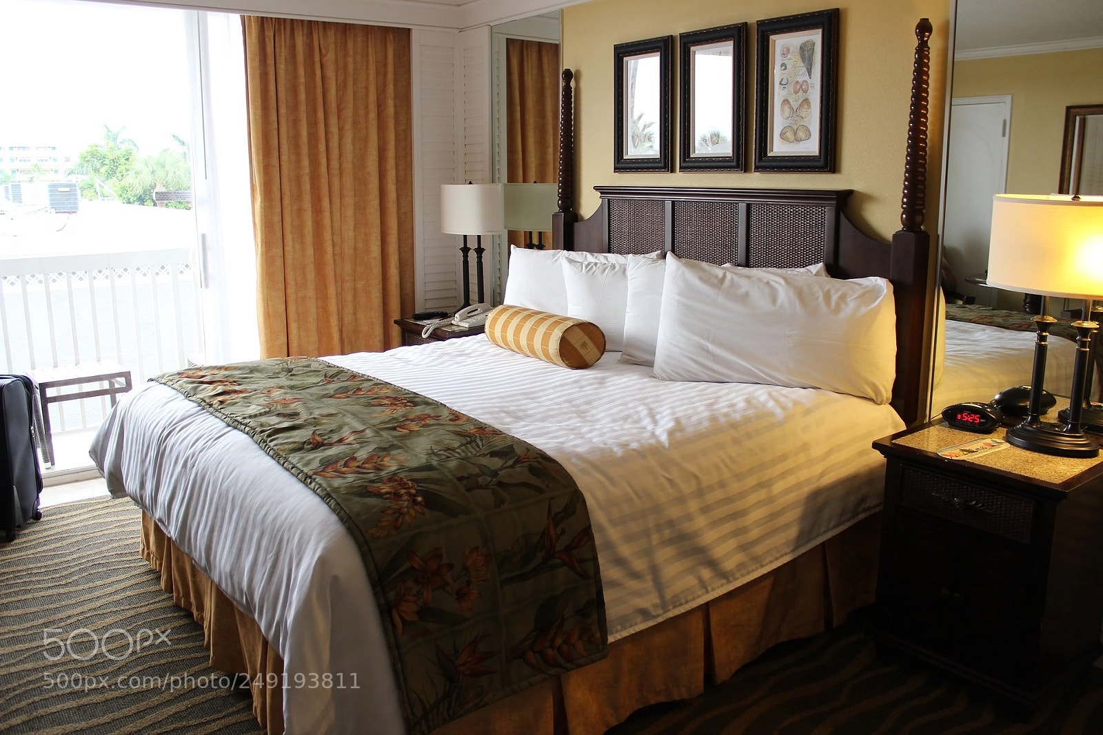 Canon EOS 600D (Rebel EOS T3i / EOS Kiss X5) sample photo. Hotelroom photography