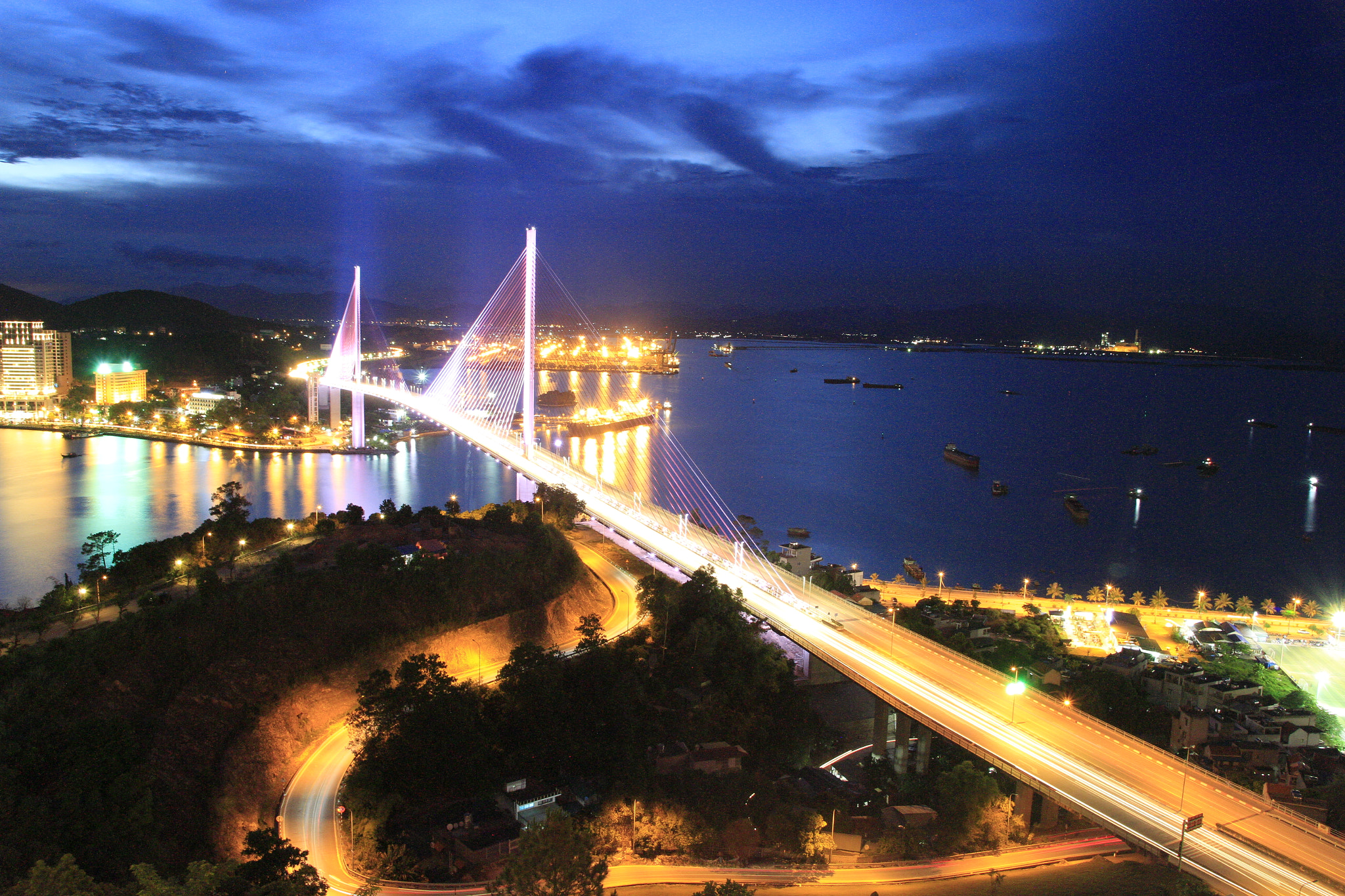 Canon EOS 7D + Canon EF-S 17-55mm F2.8 IS USM sample photo. Bai chay bridge photography