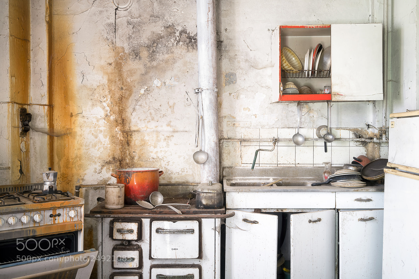 Sony a7R II sample photo. Abandoned kitchen. photography