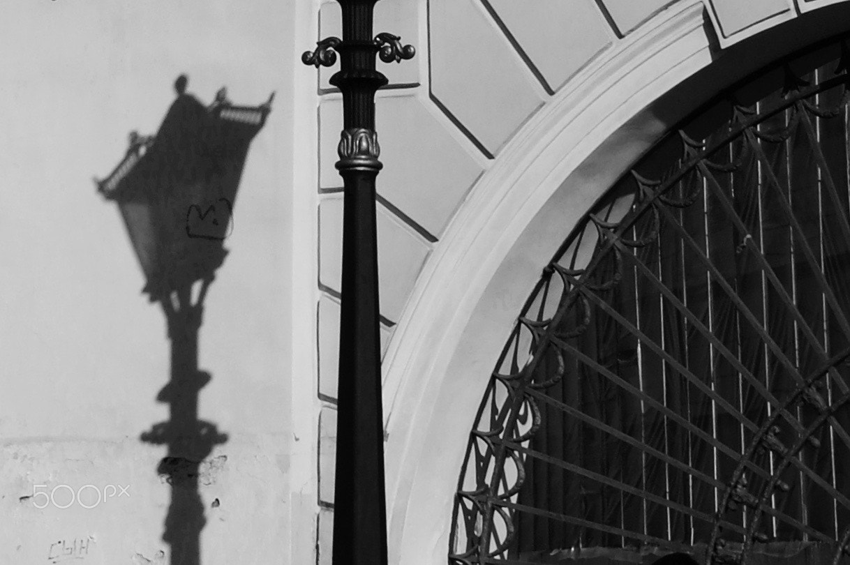 Samsung NX11 sample photo. Street light photography