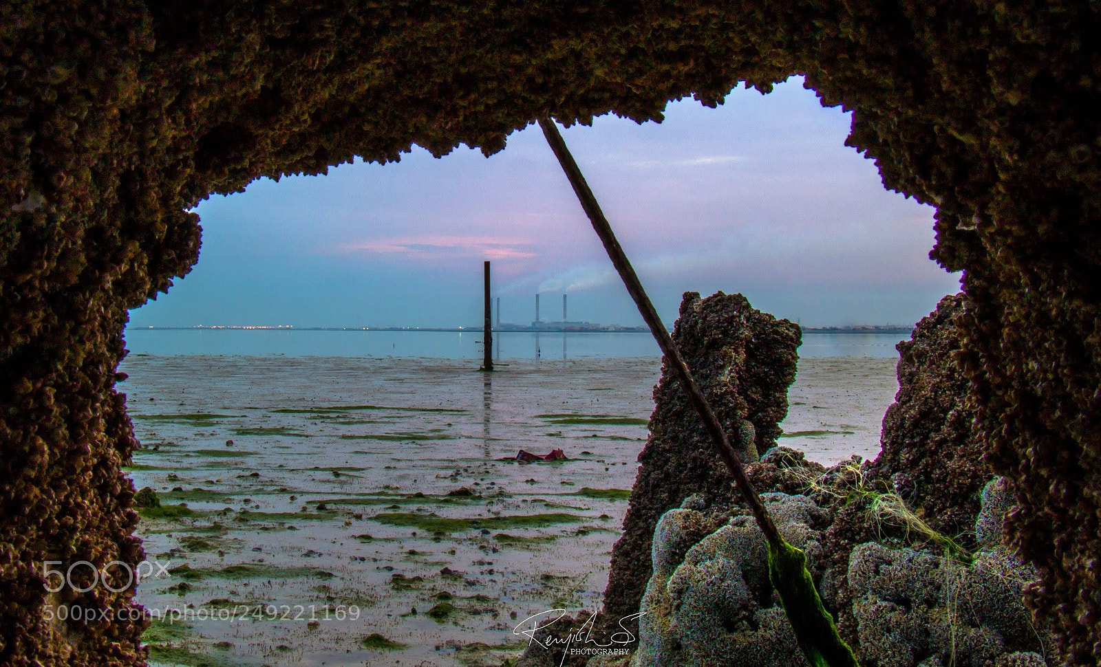 Canon EOS 700D (EOS Rebel T5i / EOS Kiss X7i) sample photo. Abandoned structure on beach photography