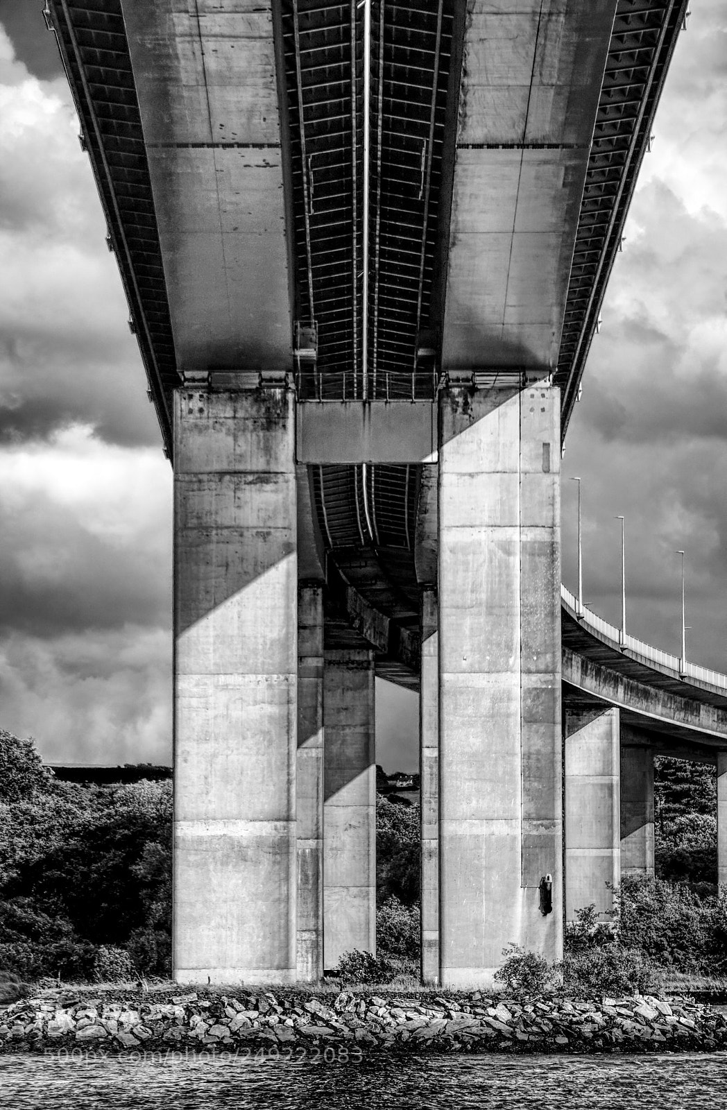Canon EOS 750D (EOS Rebel T6i / EOS Kiss X8i) sample photo. Foyle bridge bw photography
