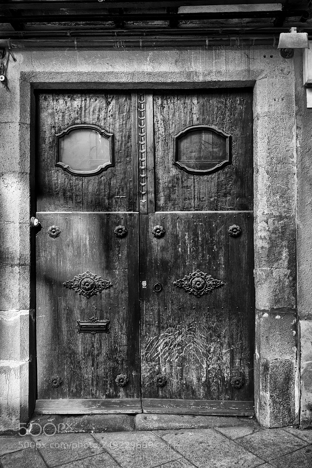 Fujifilm X-T1 sample photo. Door with eyes photography