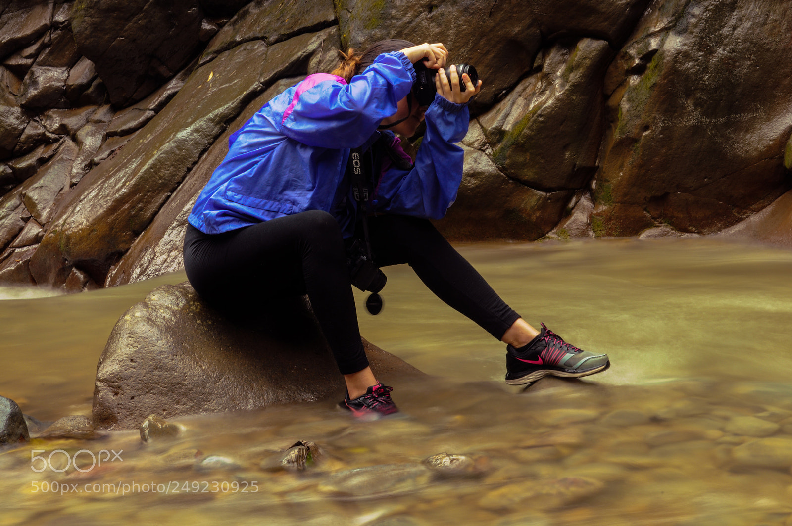 Nikon D5000 sample photo. Catching it. photography