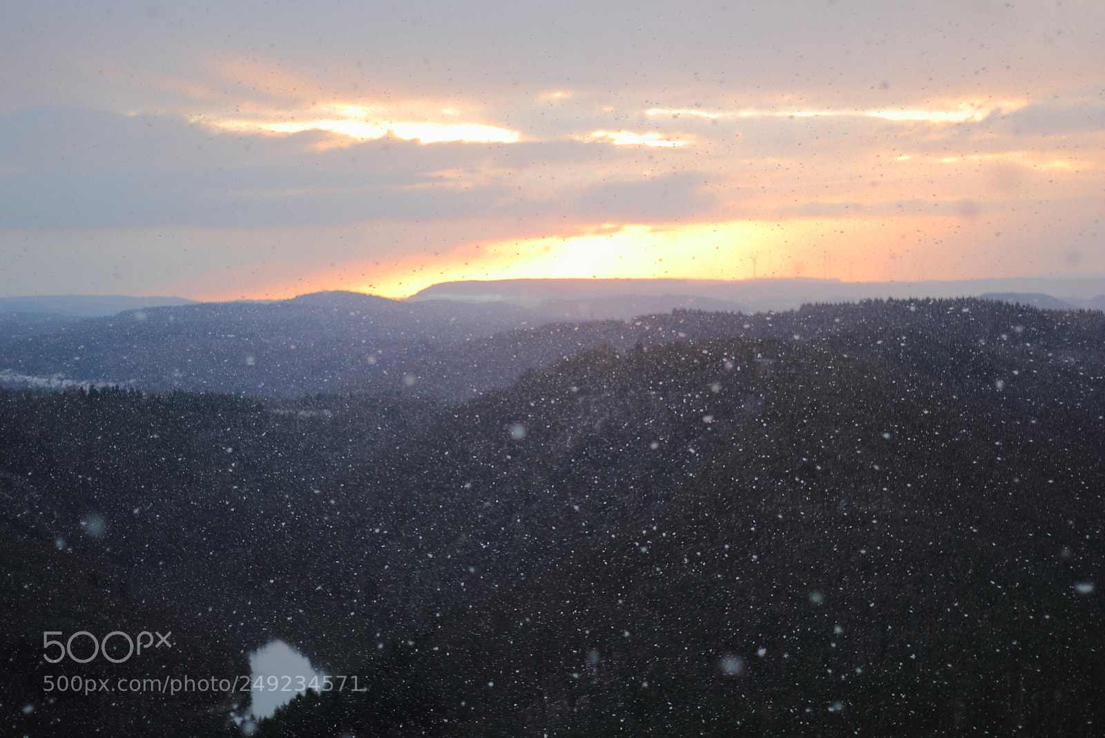 Canon EOS 550D (EOS Rebel T2i / EOS Kiss X4) sample photo. Snowflakes & sunrise photography