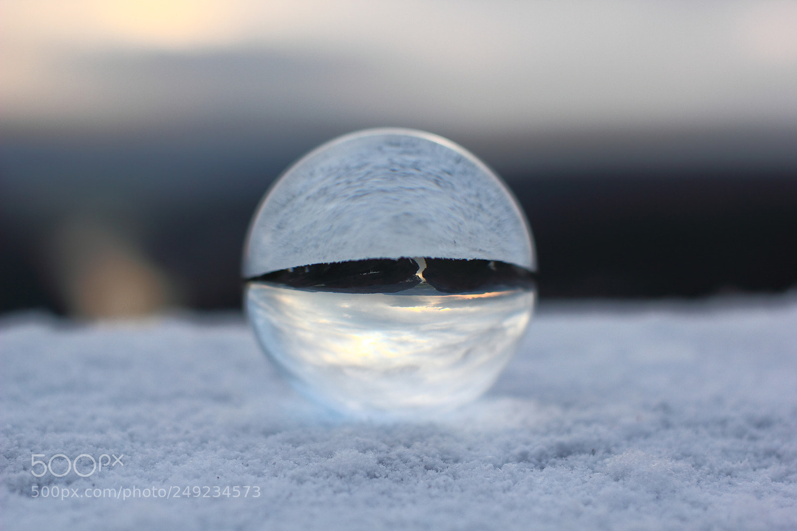 Canon EOS 550D (EOS Rebel T2i / EOS Kiss X4) + Canon EF 50mm F1.8 II sample photo. Lensball im schnee photography