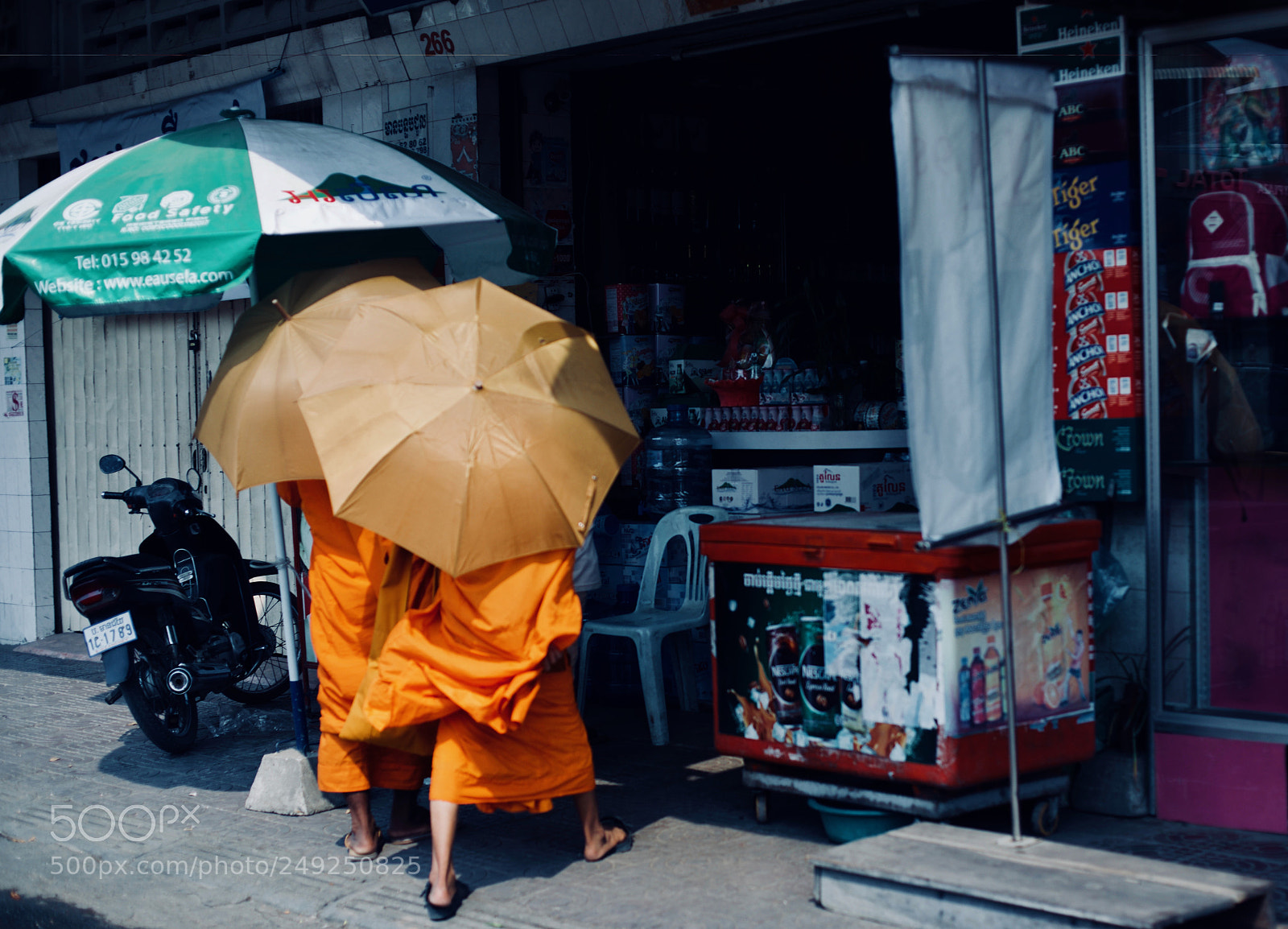 Canon EOS 5D Mark IV sample photo. Umbrellas photography
