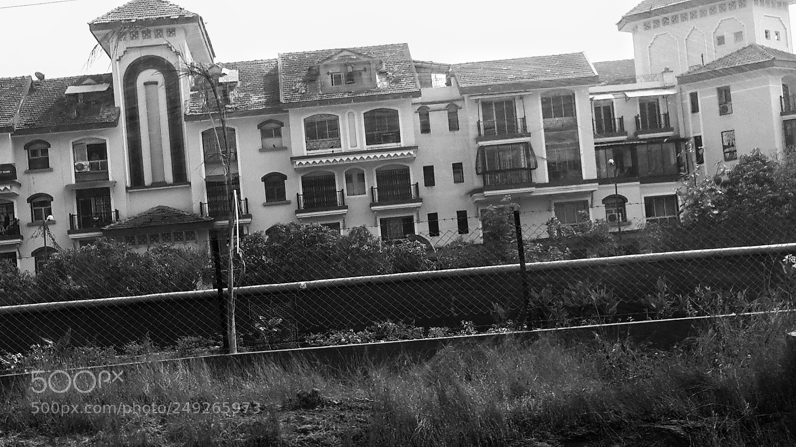 Samsung Galaxy S4 sample photo. Roadside mansion photography