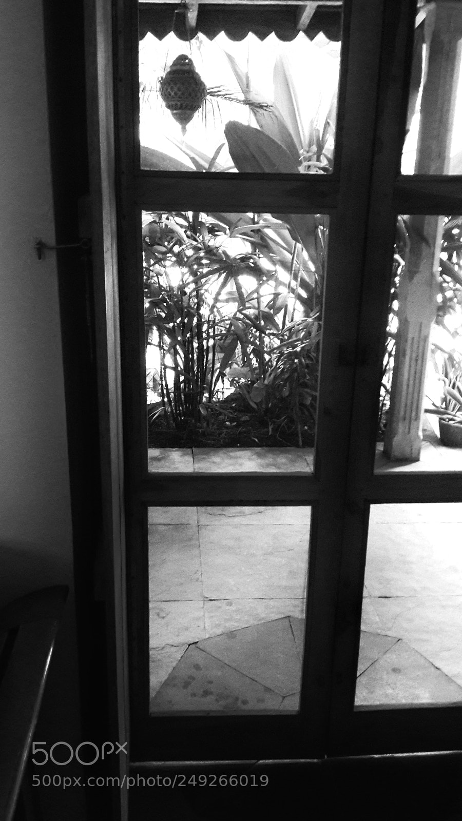 Samsung Galaxy S4 sample photo. Closed door photography