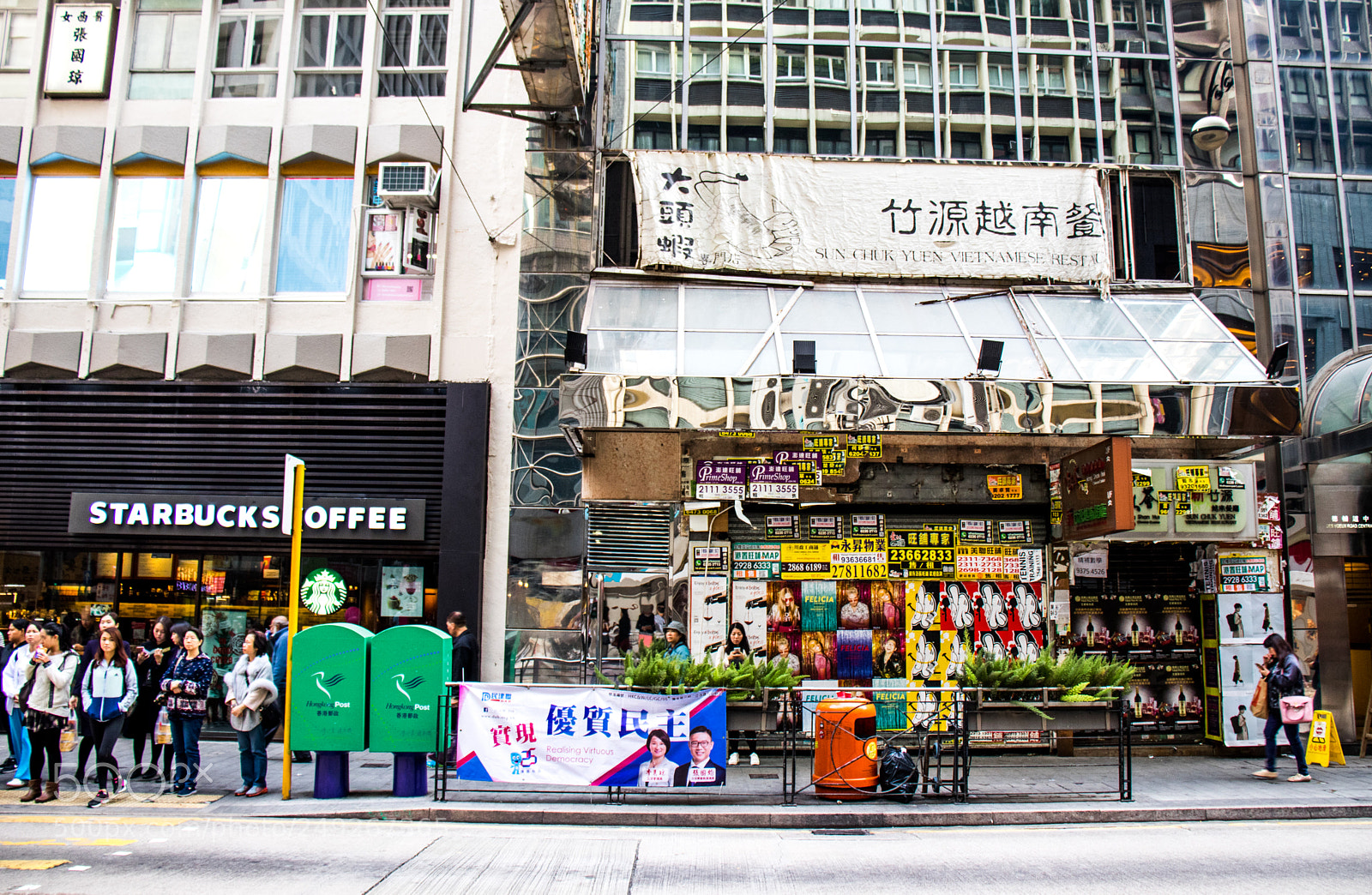 Canon EOS 77D (EOS 9000D / EOS 770D) sample photo. Christmas in hongkong photography