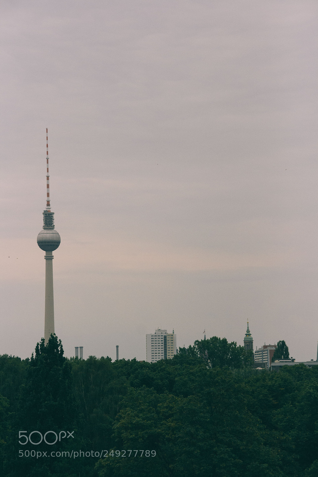 Canon EOS 400D (EOS Digital Rebel XTi / EOS Kiss Digital X) sample photo. Berlin fernsehturm photography