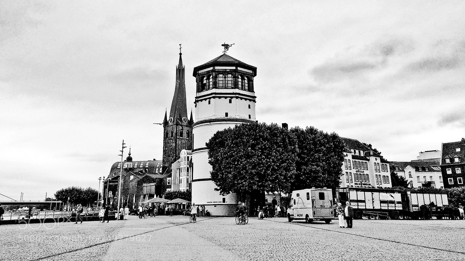 Apple iPhone 5s sample photo. Duesseldor old town black photography