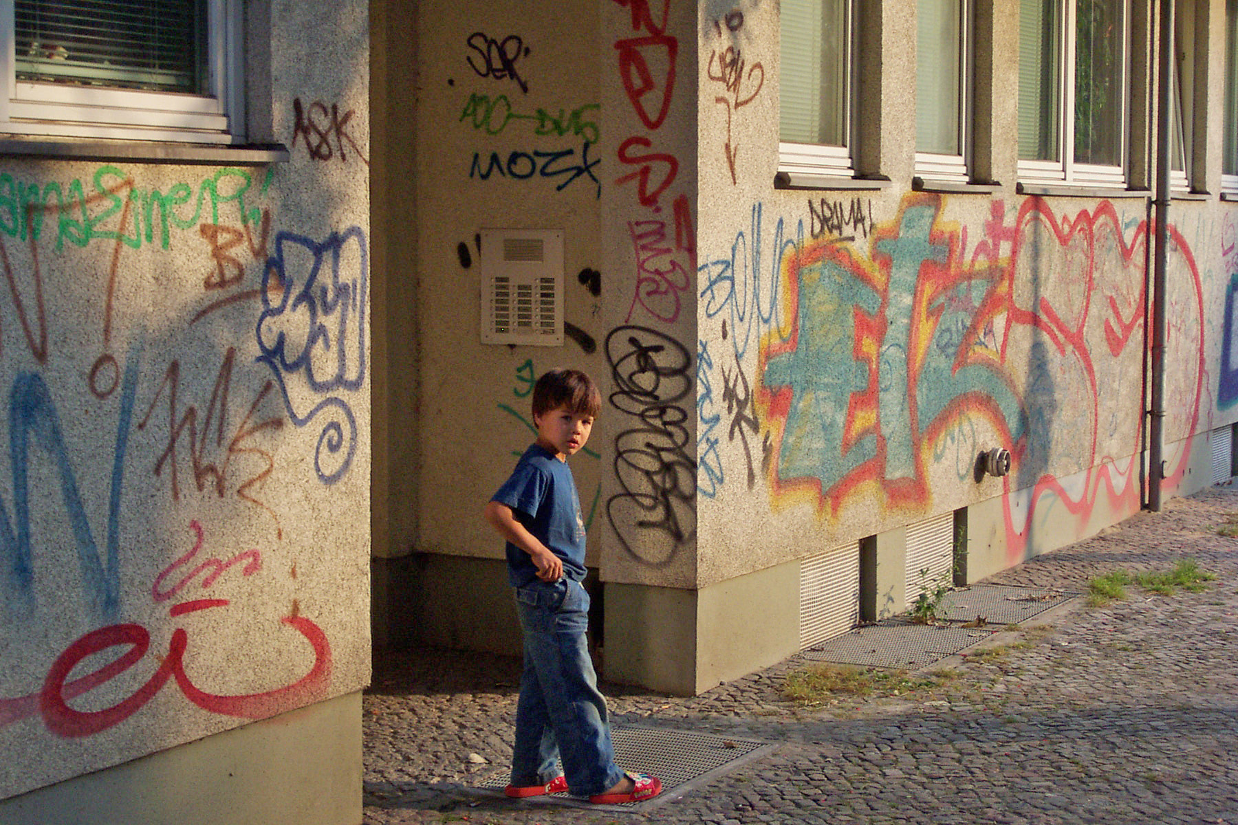 Kodak DX3900 ZOOM DIGITAL CAMERA sample photo. Kreuzberg boy photography
