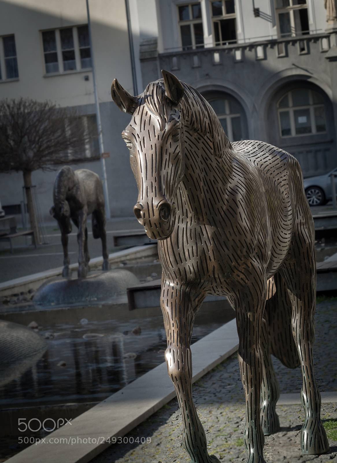 Olympus OM-D E-M10 II sample photo. Sculptural group of horses photography
