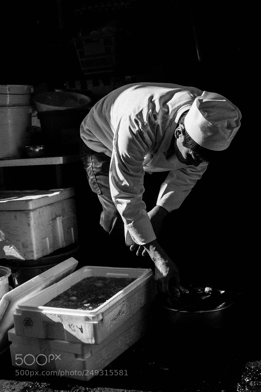 Fujifilm X100F sample photo. Merchant preparing fish for photography