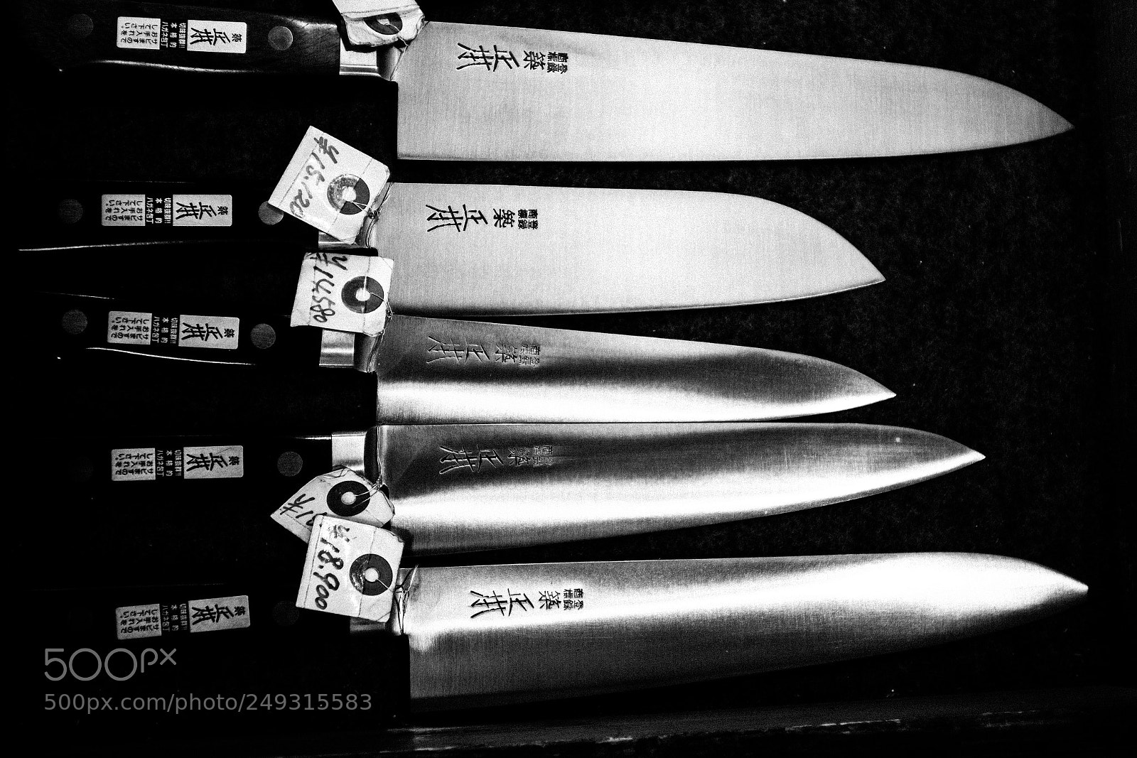 Fujifilm X100F sample photo. Knives for sale, tokyo photography