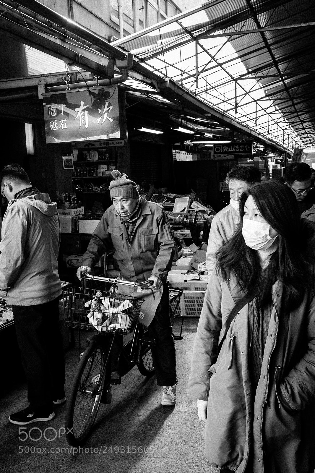 Fujifilm X100F sample photo. Tokyo fish market photography