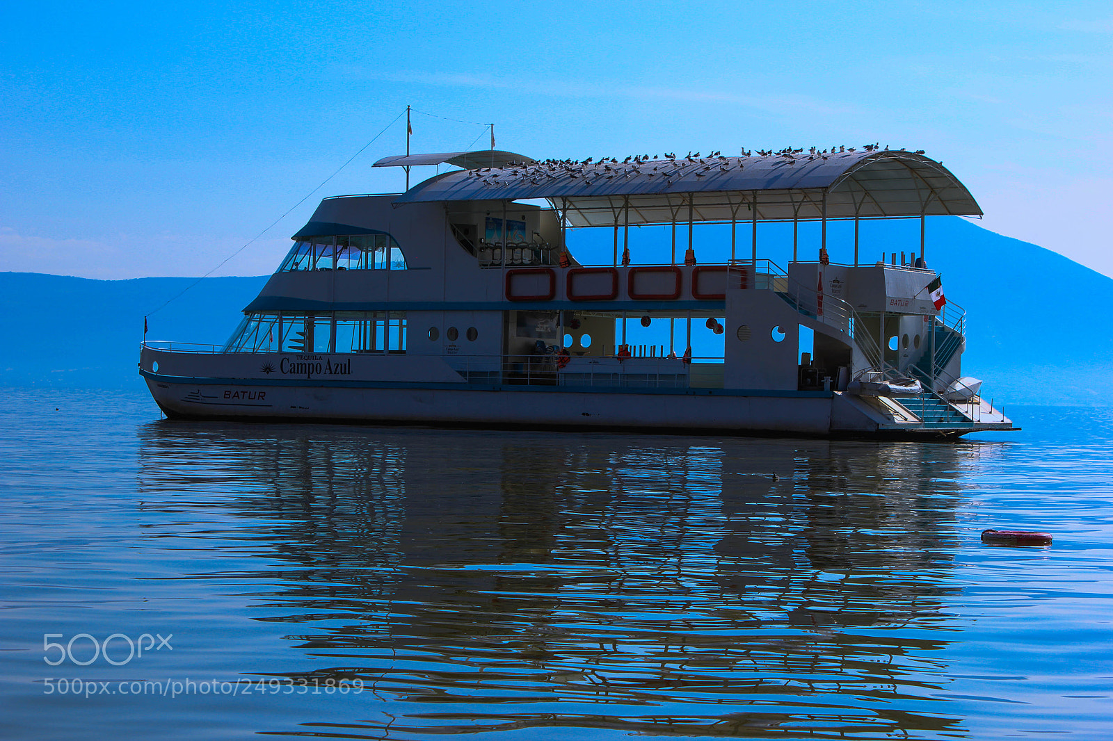 Canon EOS 550D (EOS Rebel T2i / EOS Kiss X4) sample photo. Barco en azul.lago de photography