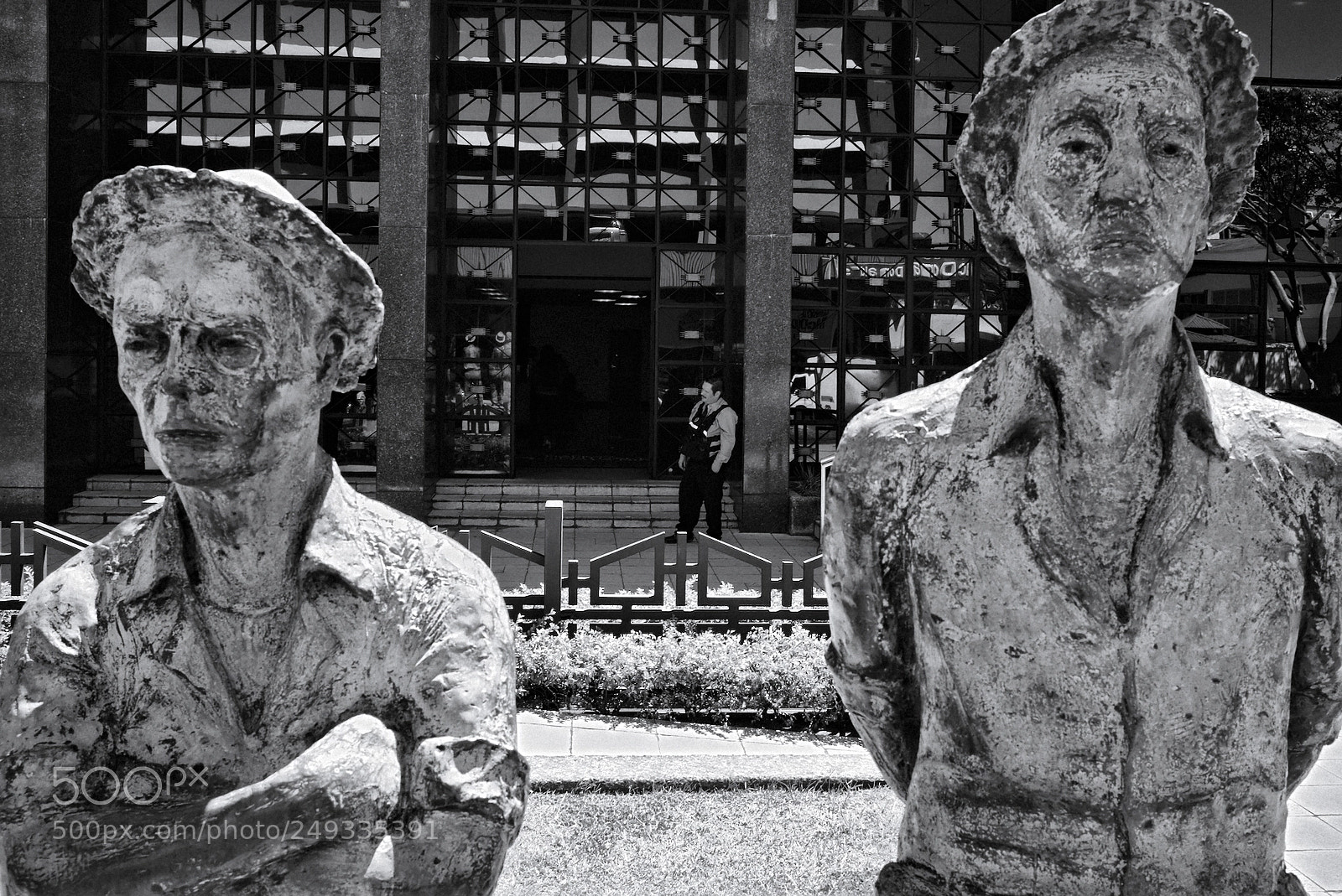 Fujifilm X100S sample photo. Guarding the guard photography