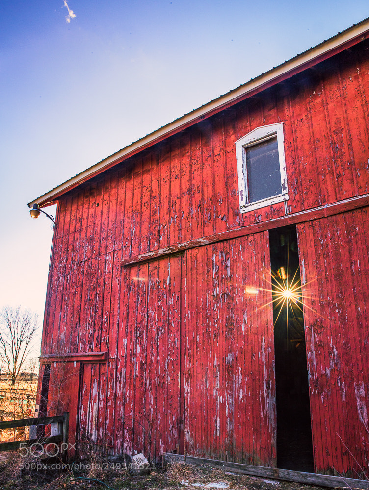 Canon EOS 5D Mark IV sample photo. Sun though barn doors photography