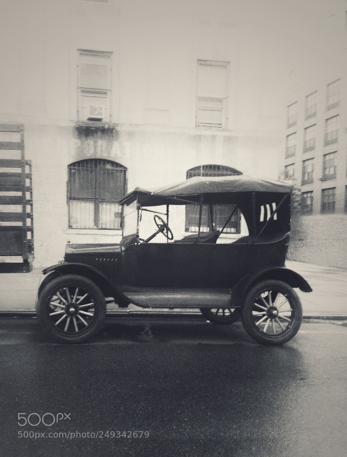 Apple iPhone 5 sample photo. Vintage car in brooklyn photography