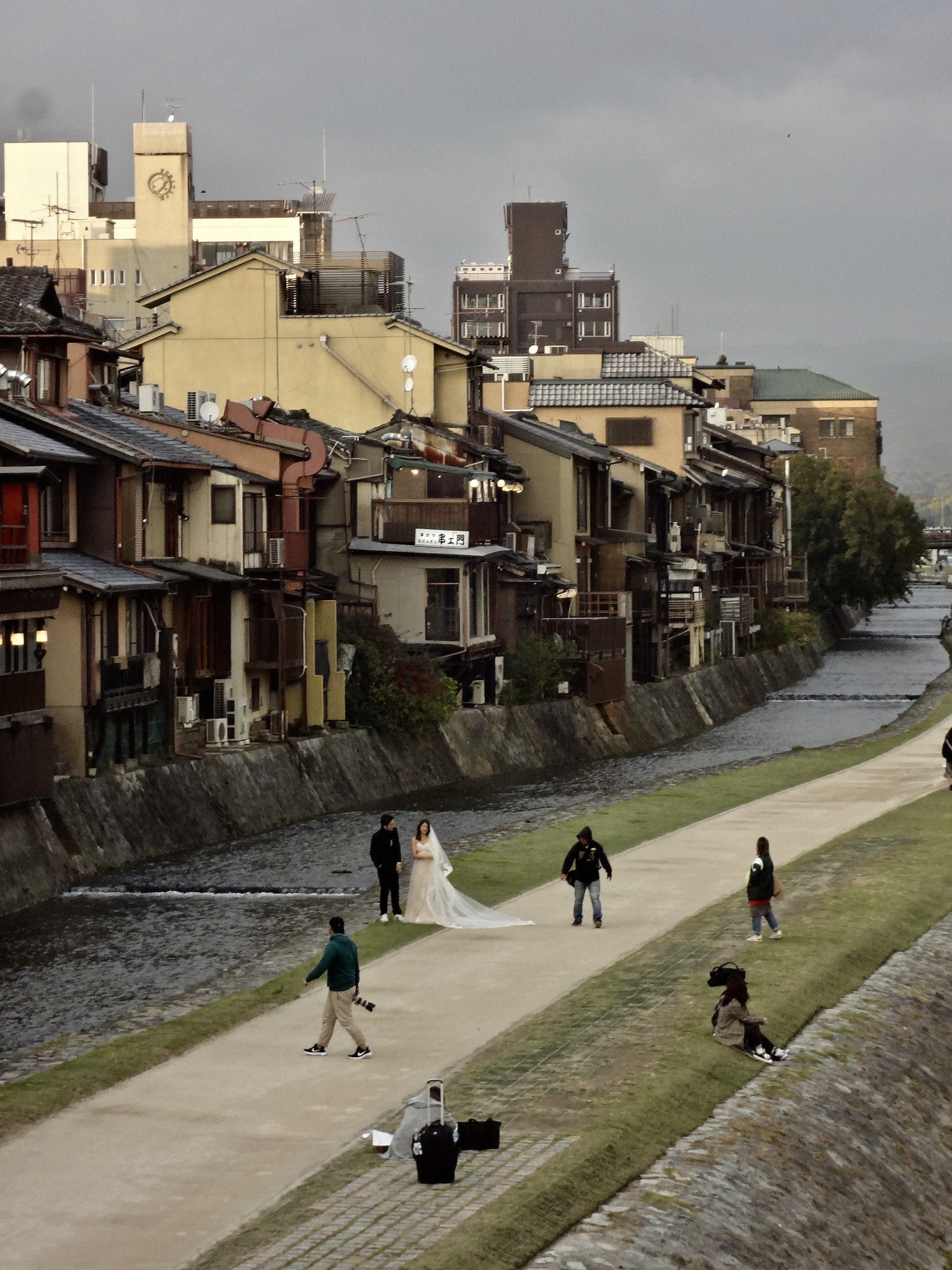 Sony DSC-WX7 sample photo. Wedding pictures along the kamo river, a popular spot in kyoto. photography