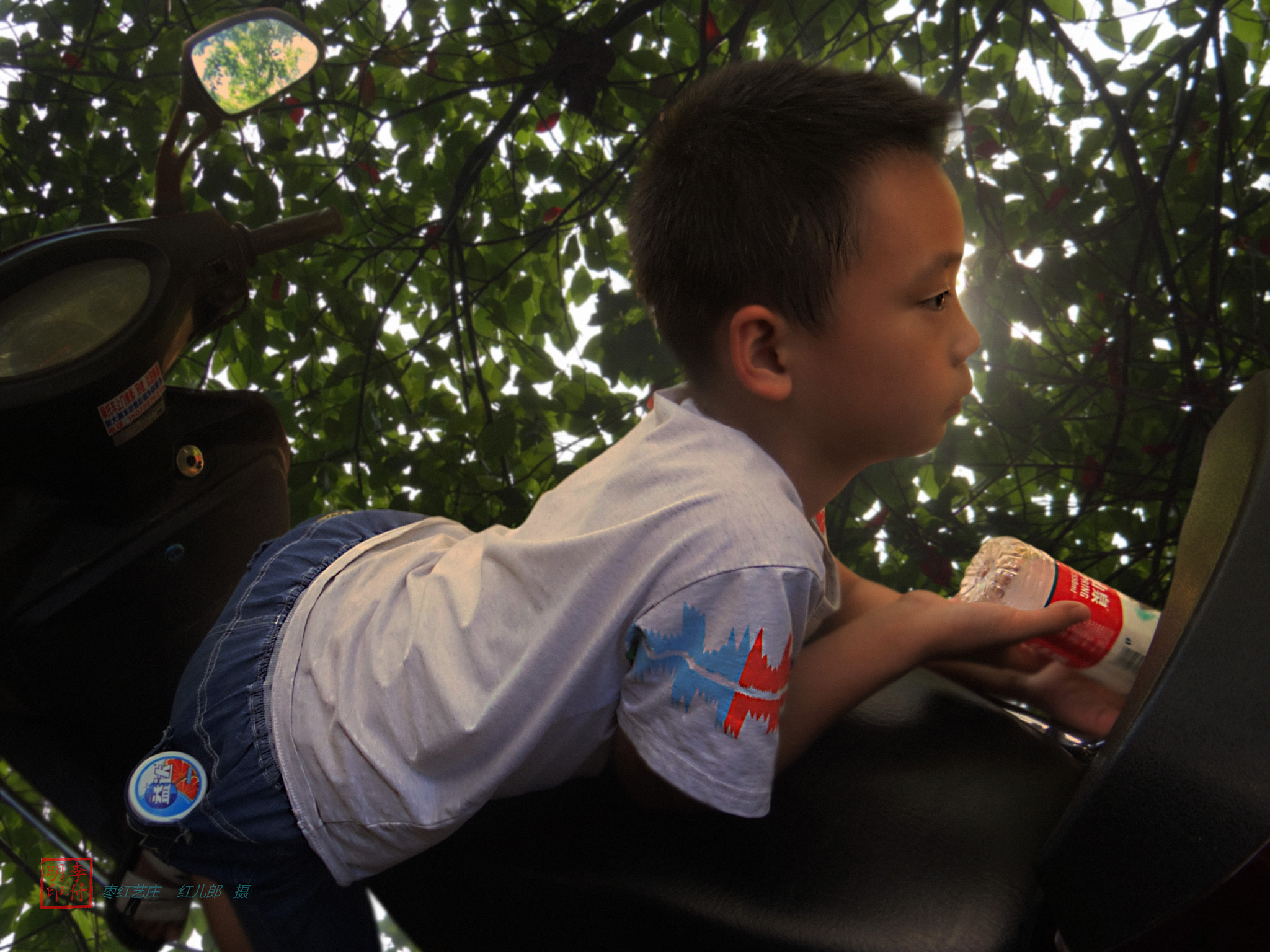 Sony DSC-HX200 sample photo. 【趴在摩托车上的男孩】红儿郎 摄 photography