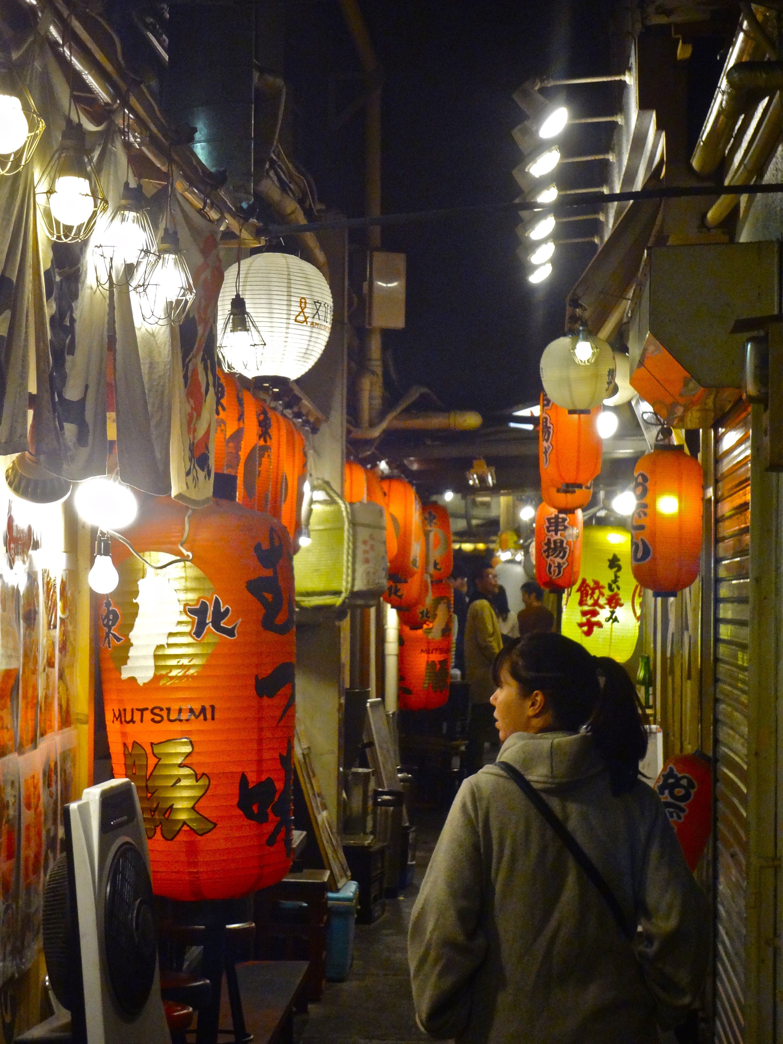 Sony DSC-WX7 sample photo. In the alleys of ginza, tokyo, looking for a bite to eat. photography