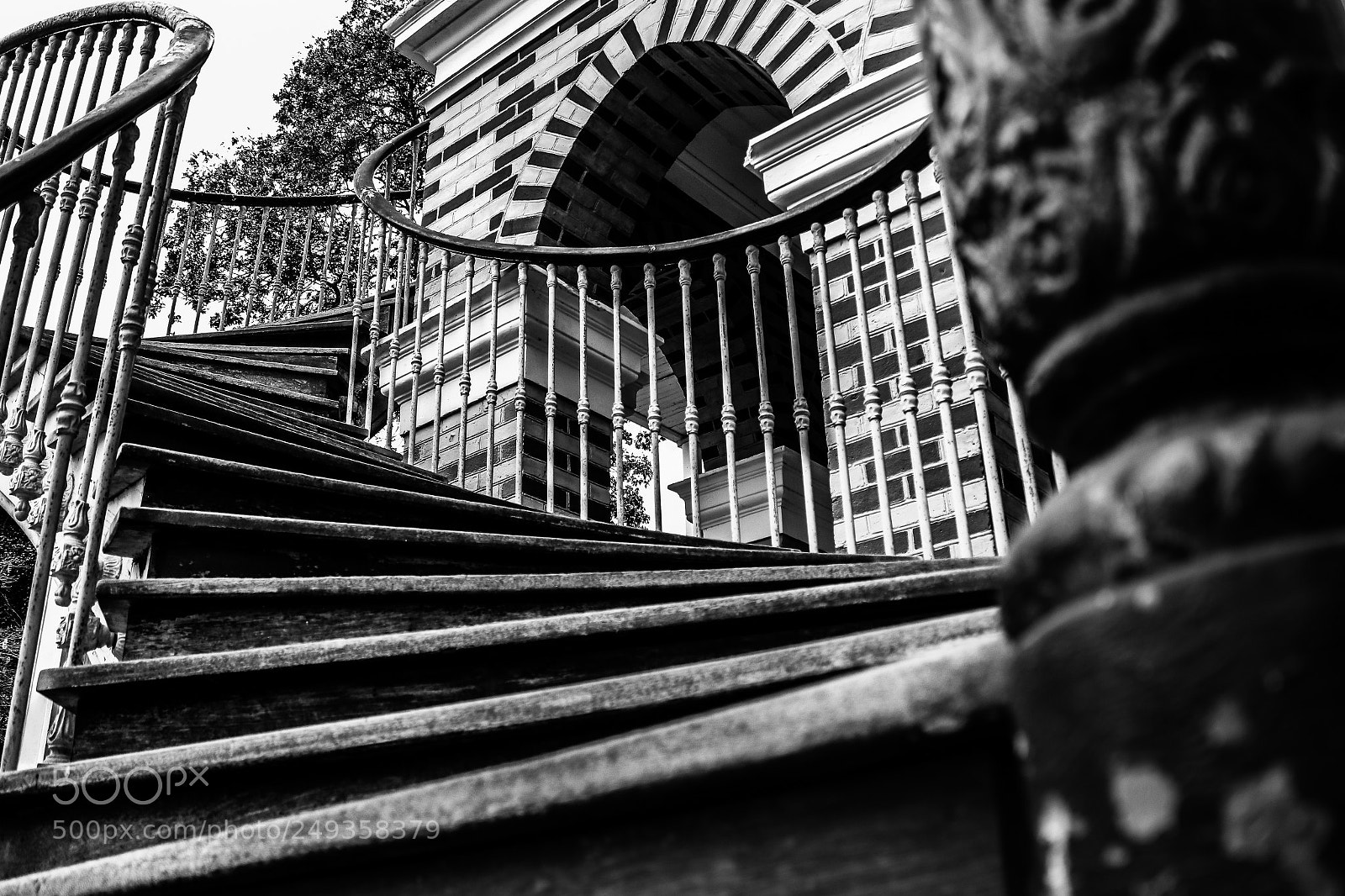 Canon EOS 750D (EOS Rebel T6i / EOS Kiss X8i) sample photo. Escaleras antiguas photography