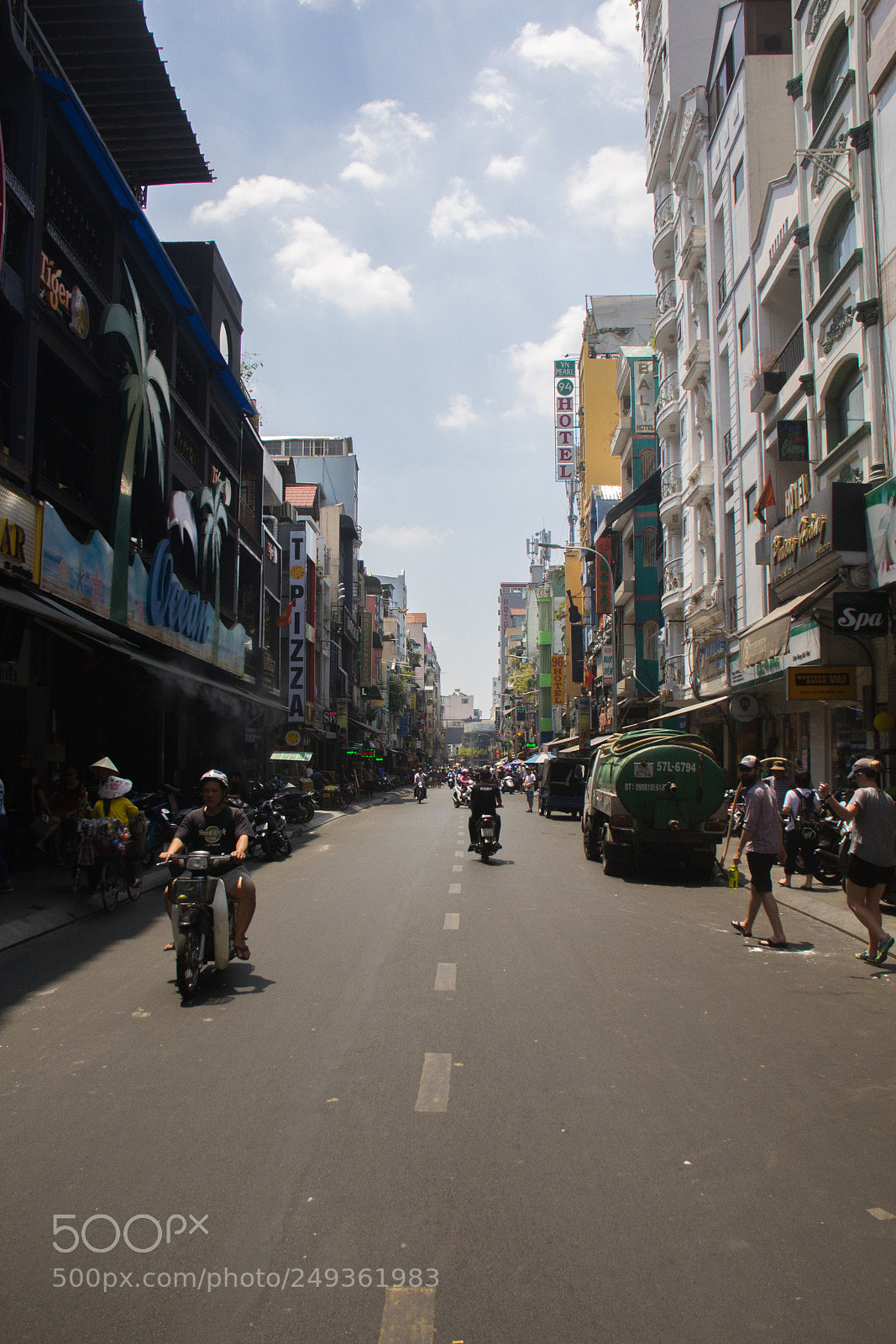 Canon EOS 60D sample photo. Walking street photography